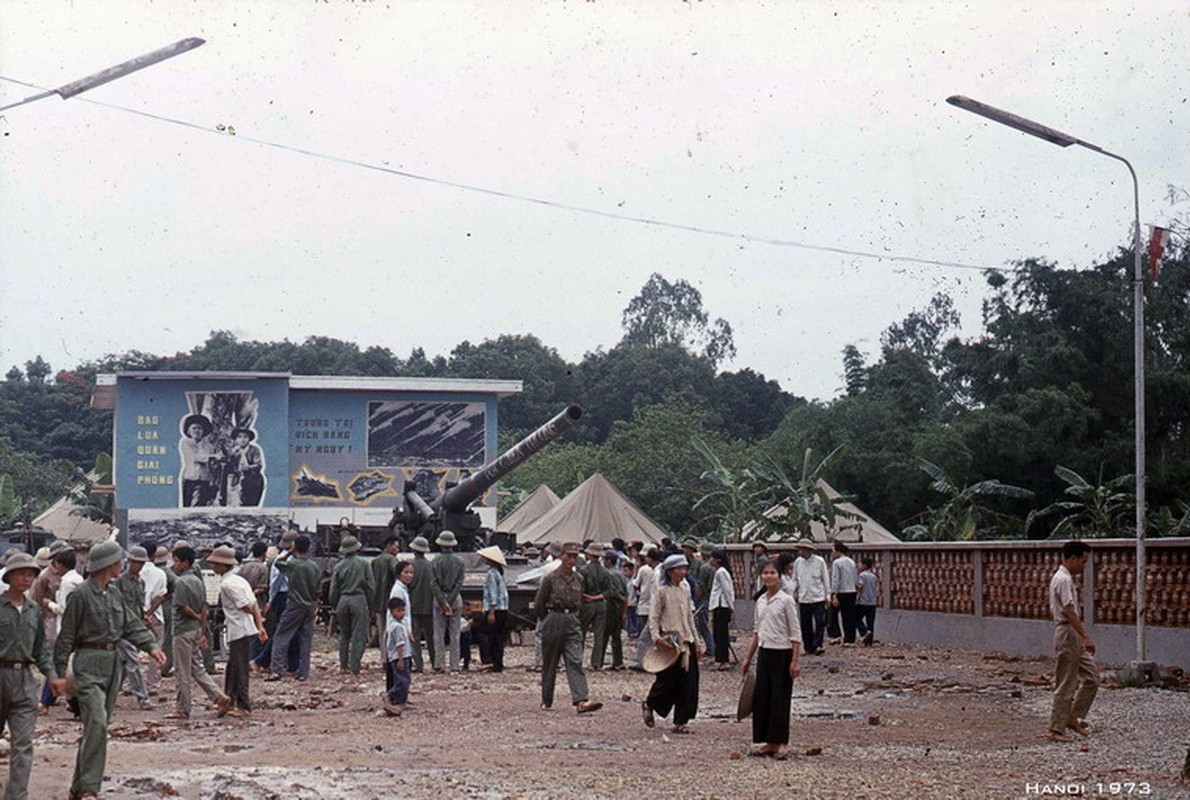 Loat anh dac biet tai trien lam xac may bay My o Ha Noi nam 1973-Hinh-16