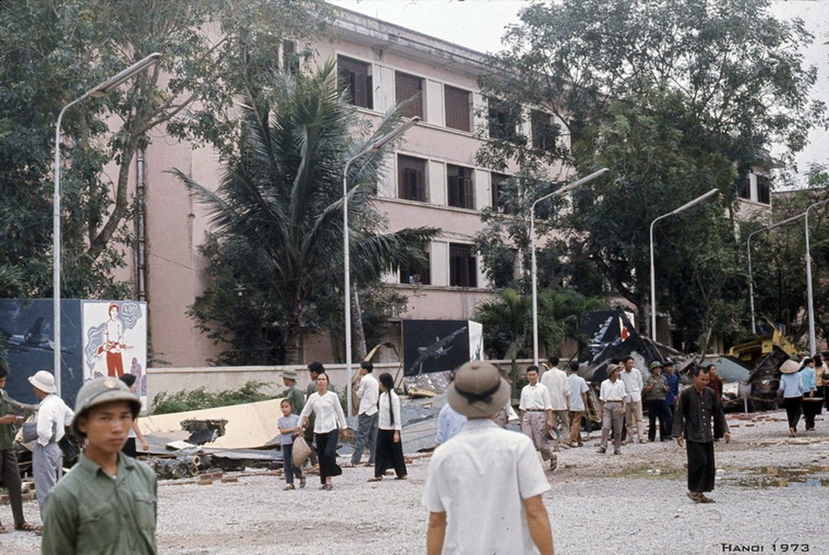 Xem trien lam xac may bay My o Ha Noi nam 1973-Hinh-13