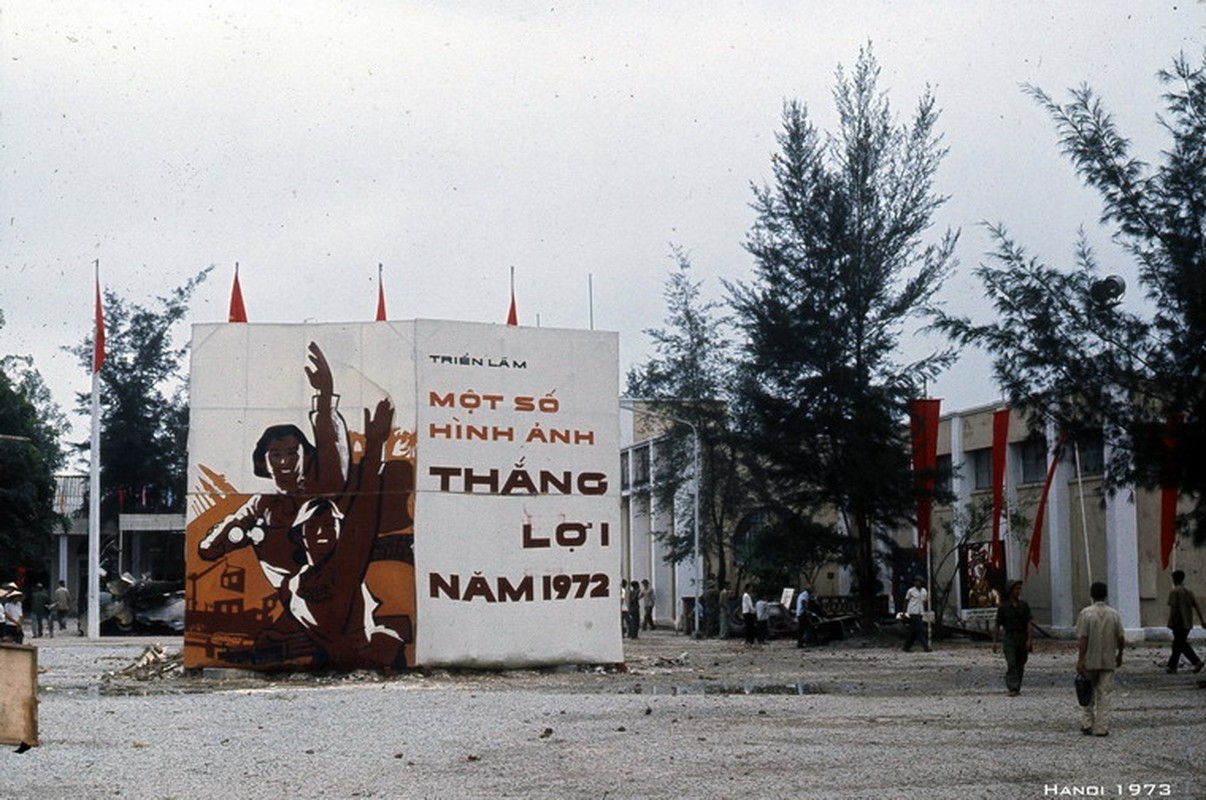 Xem trien lam xac may bay My o Ha Noi nam 1973-Hinh-20