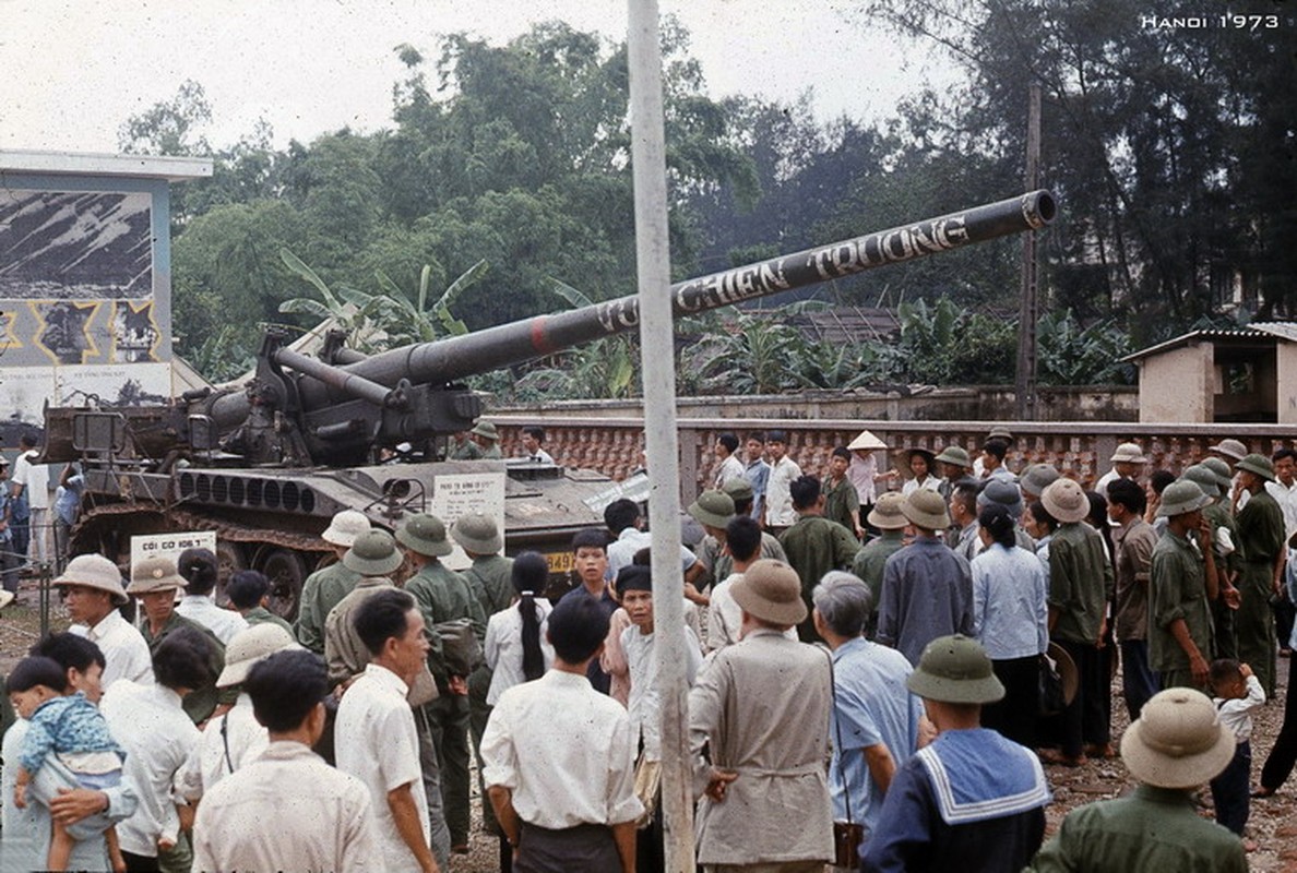 Xem trien lam xac may bay My o Ha Noi nam 1973-Hinh-6