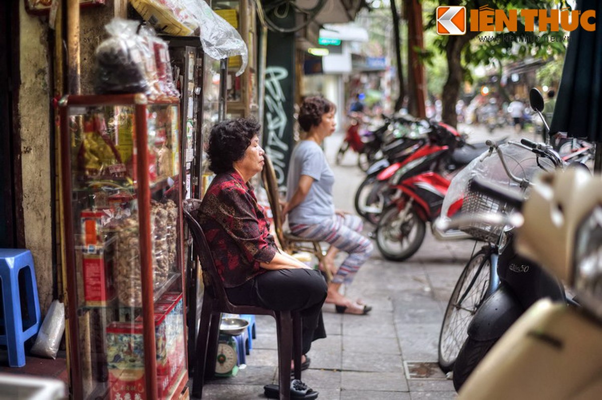 Ngat ngay giua con pho co mui “nong nan” nhat Ha Noi-Hinh-6