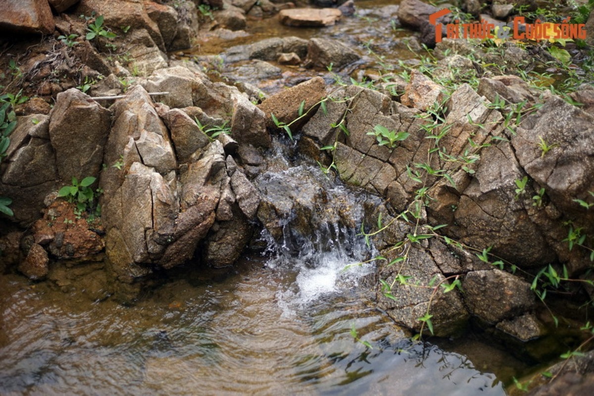 Bi an cua dong suoi chay qua lang co Thien Xuan-Hinh-7