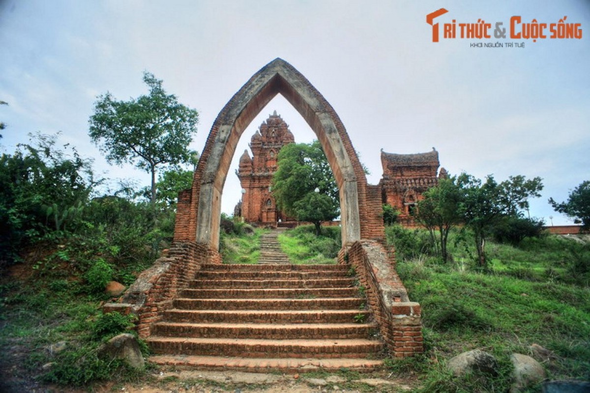 Ngam ba toa thap Cham hung vi, dep ngat ngay o Ninh Thuan