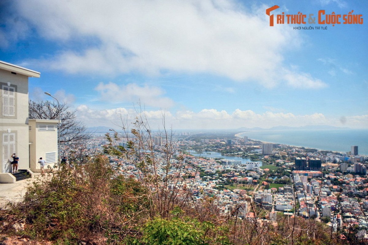 Lang nguoi truoc buc tranh phong canh tuyet my cua Vung Tau-Hinh-3