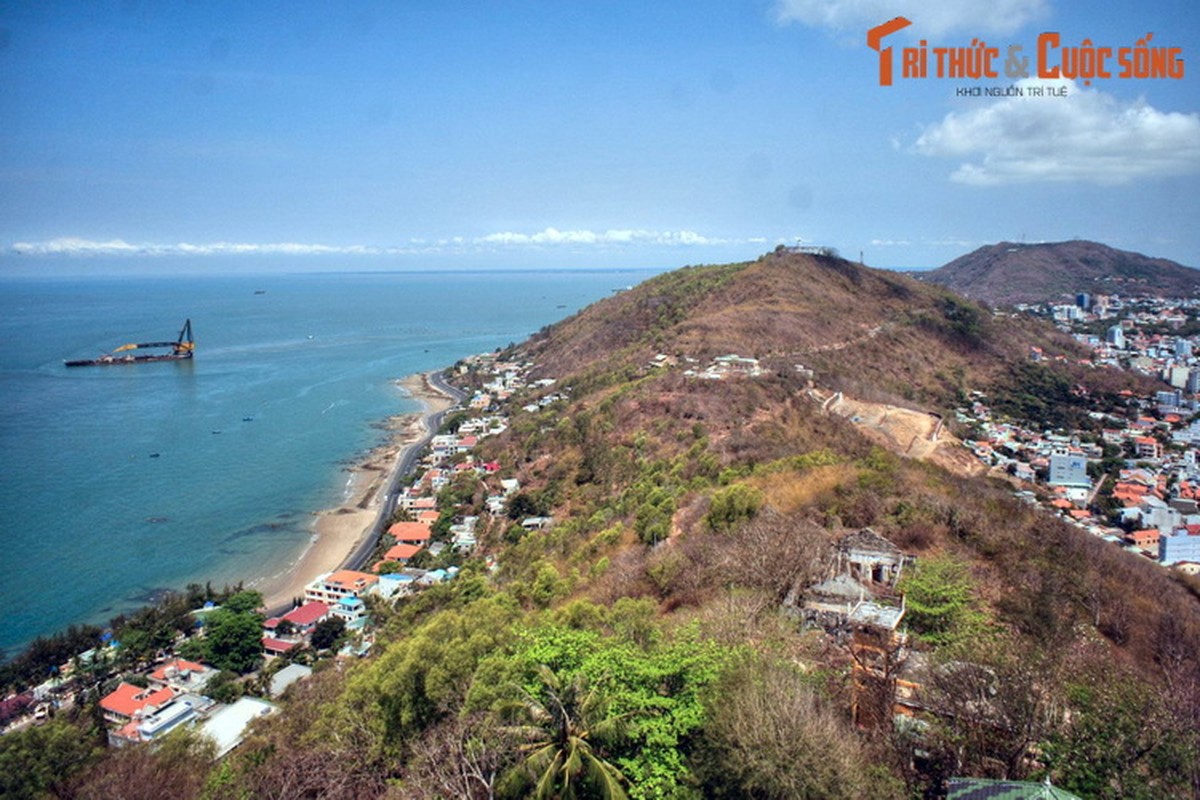 Lang nguoi truoc buc tranh phong canh tuyet my cua Vung Tau-Hinh-7