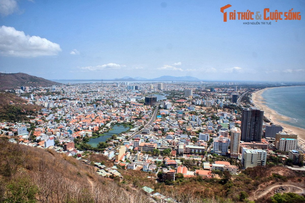 Lang nguoi truoc buc tranh phong canh tuyet my cua Vung Tau-Hinh-8