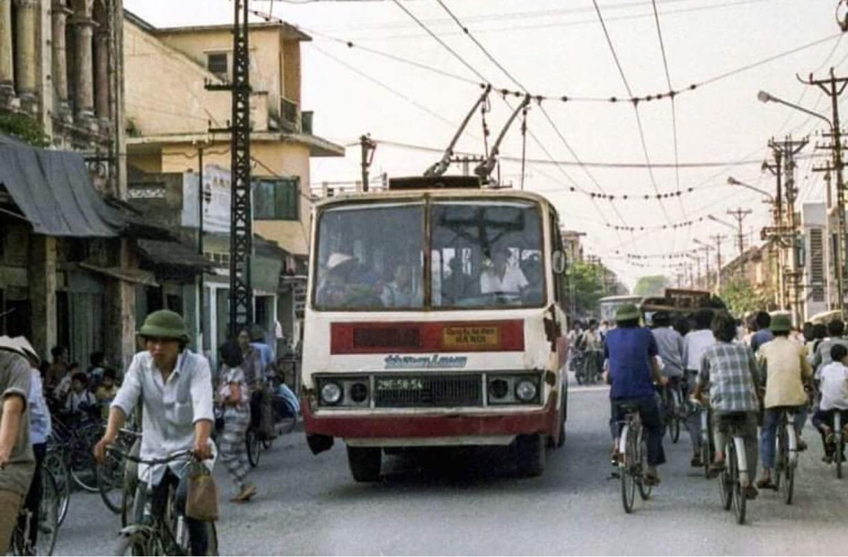 Loat anh cuc doc ve tau dien banh hoi o Ha Noi xua-Hinh-2