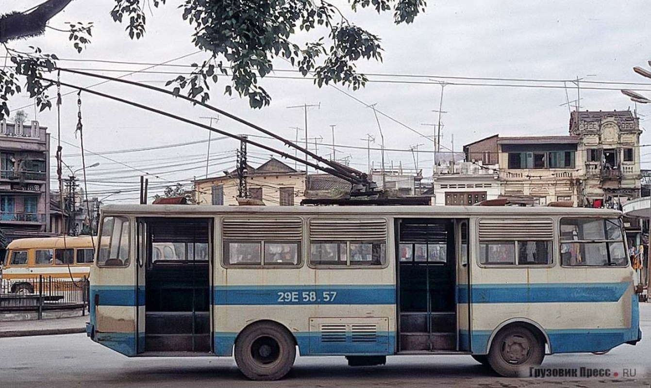 Loat anh cuc doc ve tau dien banh hoi o Ha Noi xua-Hinh-3