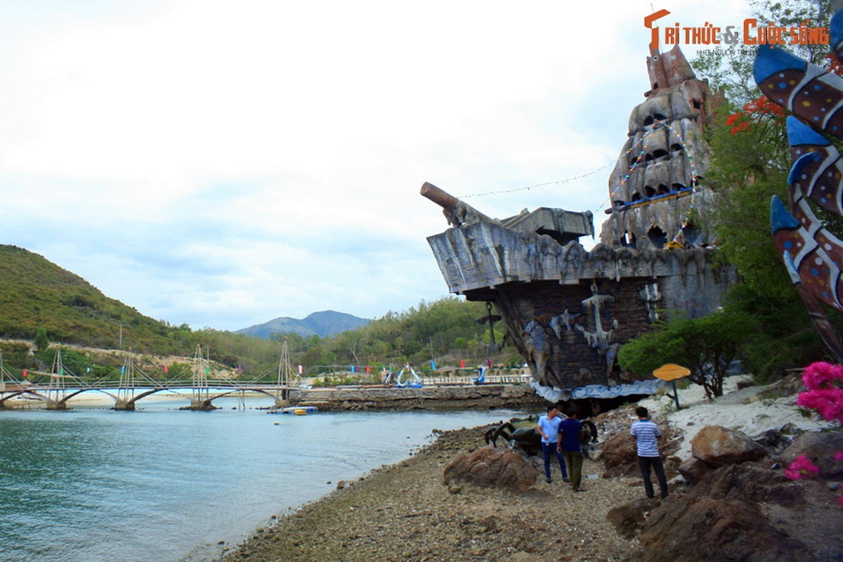 Sung sot dai duong trong long ho tren hon dao nho gan Nha Trang-Hinh-2