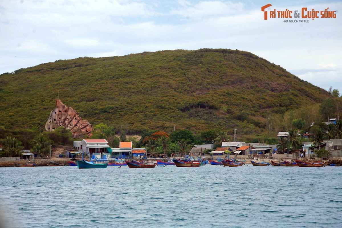 Sung sot dai duong trong long ho tren hon dao nho gan Nha Trang