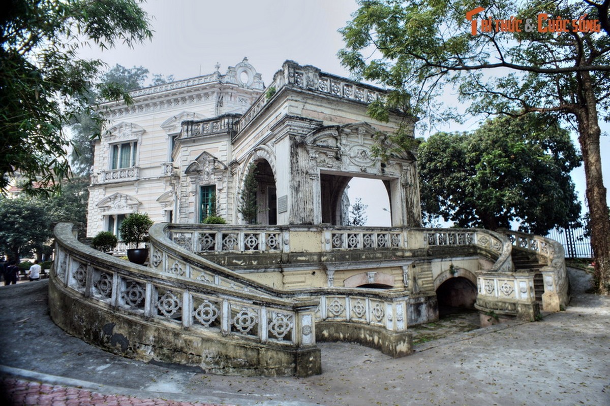 Soi tung ngoc ngach biet thu co trang le noi tieng Ha Noi-Hinh-2