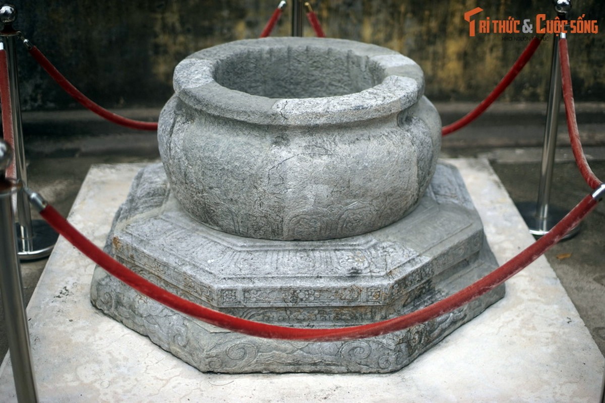 View - 	Cận cảnh giếng đá cổ mang hoa văn đế vương phát lộ ở Hà Nội