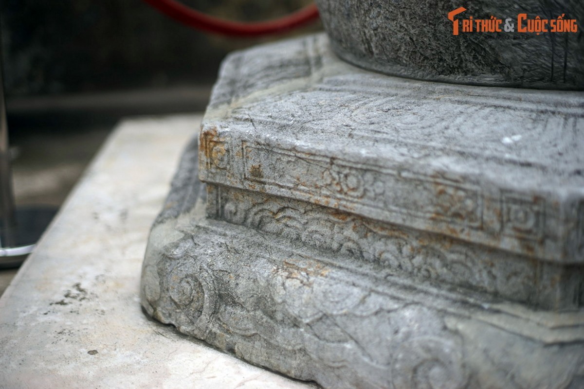 View - 	Cận cảnh giếng đá cổ mang hoa văn đế vương phát lộ ở Hà Nội