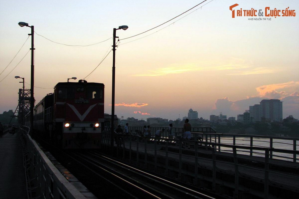 Hoi uc hao hung ngay 10/10/1954 tren cau co nhat Ha Noi-Hinh-12