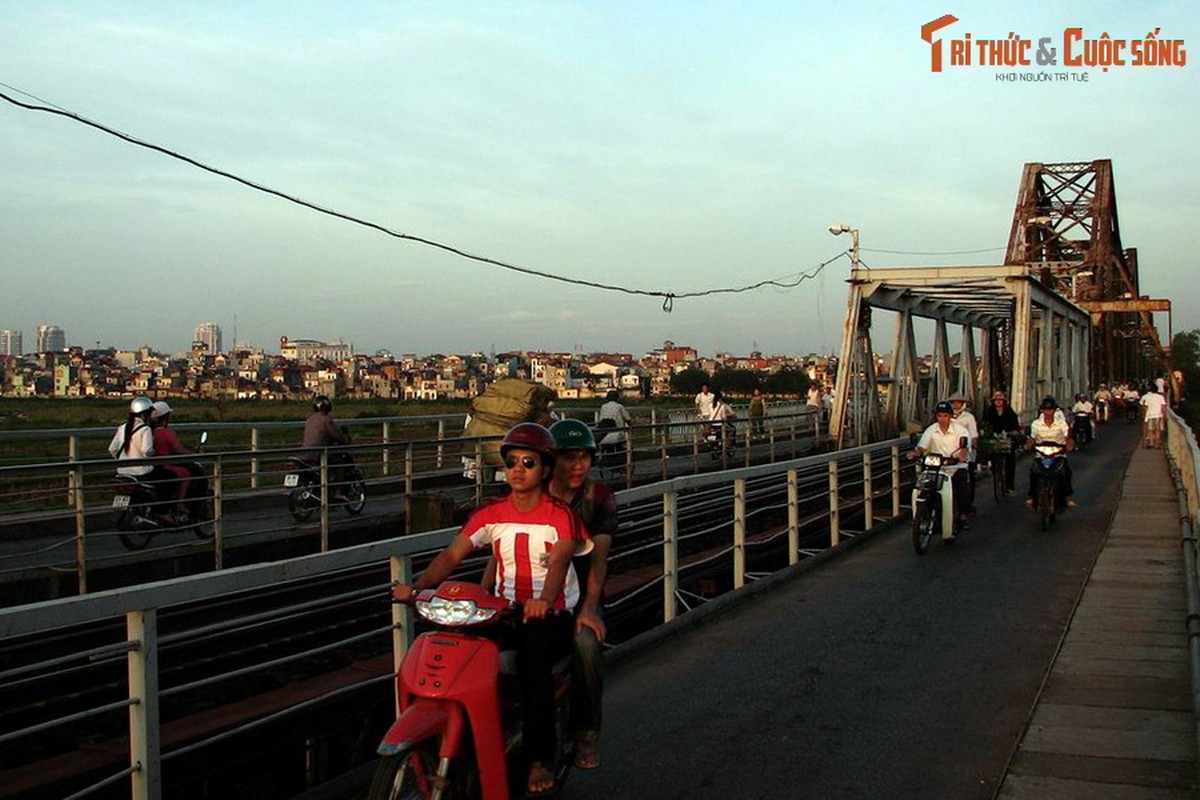 Hoi uc hao hung ngay 10/10/1954 tren cau co nhat Ha Noi-Hinh-3