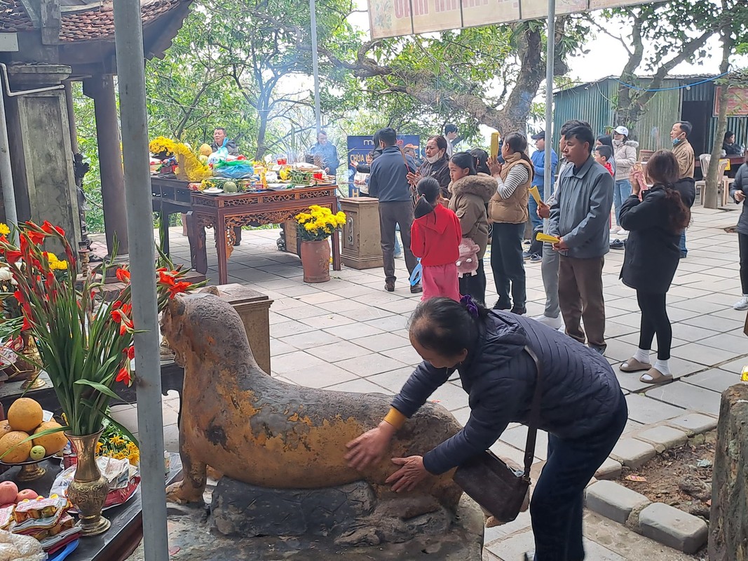 View - 	Hàng nghìn du khách đổ về chùa Hương Tích Hà Tĩnh đầu năm