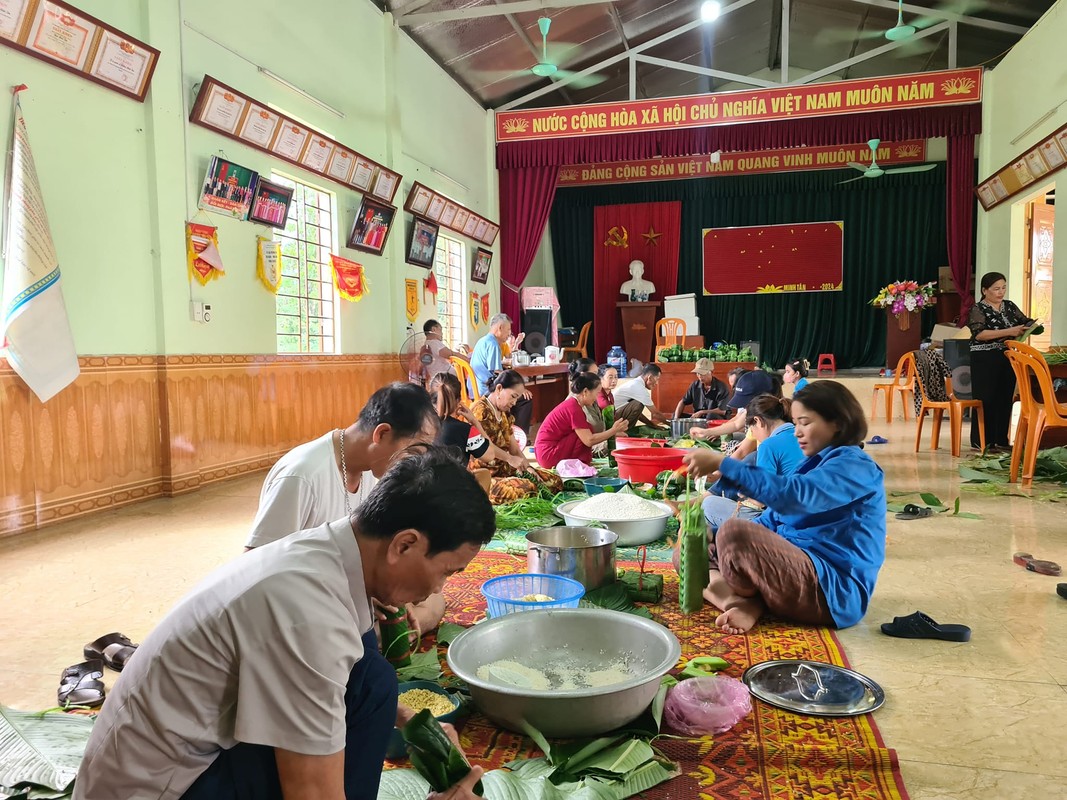 Nghe An: Xuyen dem nau banh gui dong bao vung lu mien Bac-Hinh-4