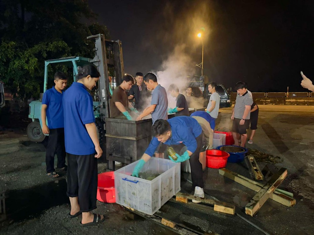 View - 	Nghệ An: Xuyên đêm nấu bánh gửi đồng bào vùng lũ miền Bắc