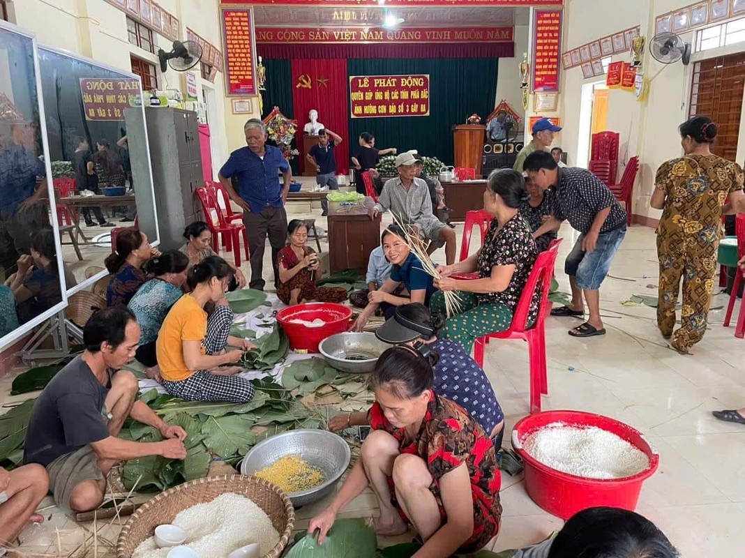 Nghe An: Xuyen dem nau banh gui dong bao vung lu mien Bac