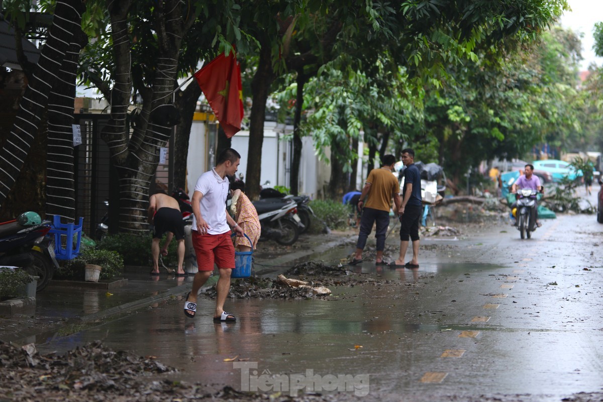 View - 	Người dân khu 'biệt thự triệu đô' dọn dẹp, khắc phục mưa lũ thế n