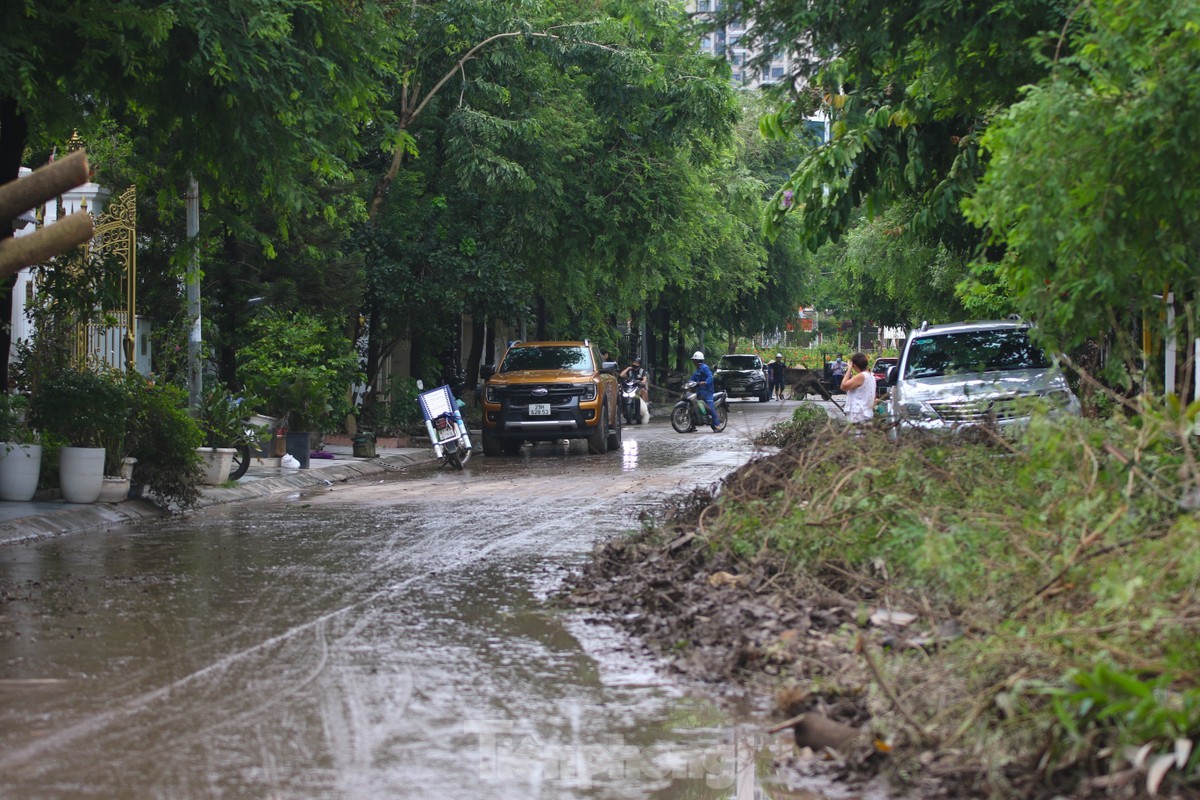 View - 	Người dân khu 'biệt thự triệu đô' dọn dẹp, khắc phục mưa lũ thế n