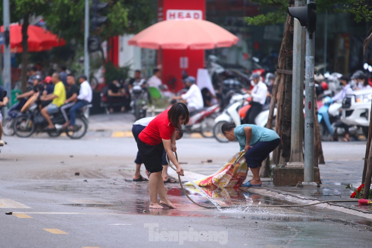 View - 	Người dân khu 'biệt thự triệu đô' dọn dẹp, khắc phục mưa lũ thế n