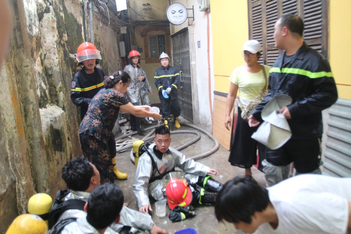 Ha Noi: Chay nha trong ngo, doi cuu ho kho tiep can hien truong-Hinh-4