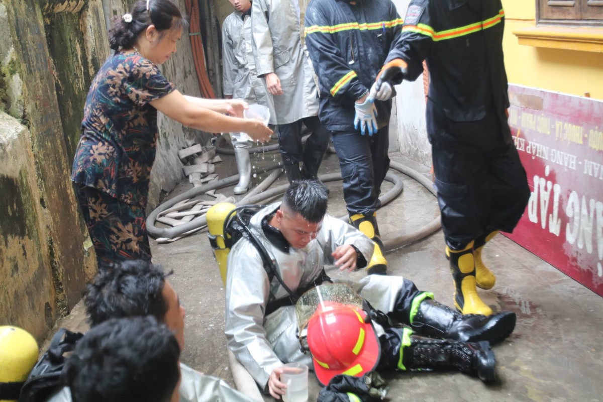 Ha Noi: Chay nha trong ngo, doi cuu ho kho tiep can hien truong-Hinh-5