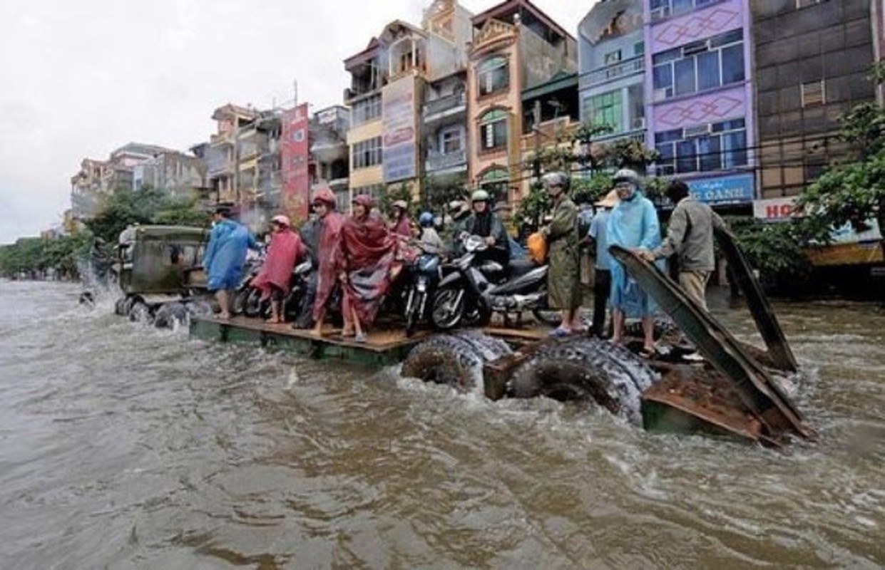 Nhung khoanh khac ngap lut kinh dien o Ha Noi va TP HCM-Hinh-2