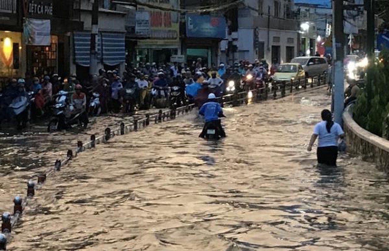 Nhung khoanh khac ngap lut kinh dien o Ha Noi va TP HCM-Hinh-15