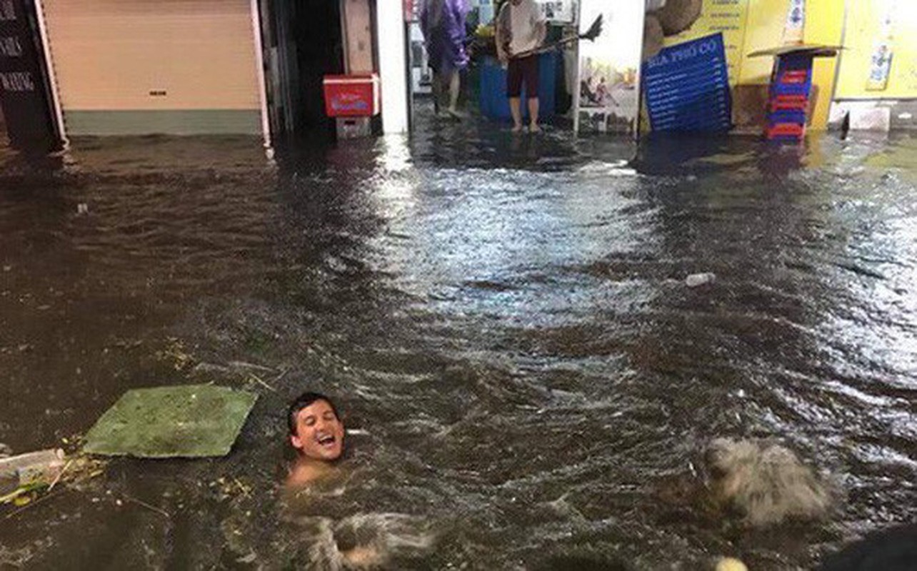 Nhung khoanh khac ngap lut kinh dien o Ha Noi va TP HCM