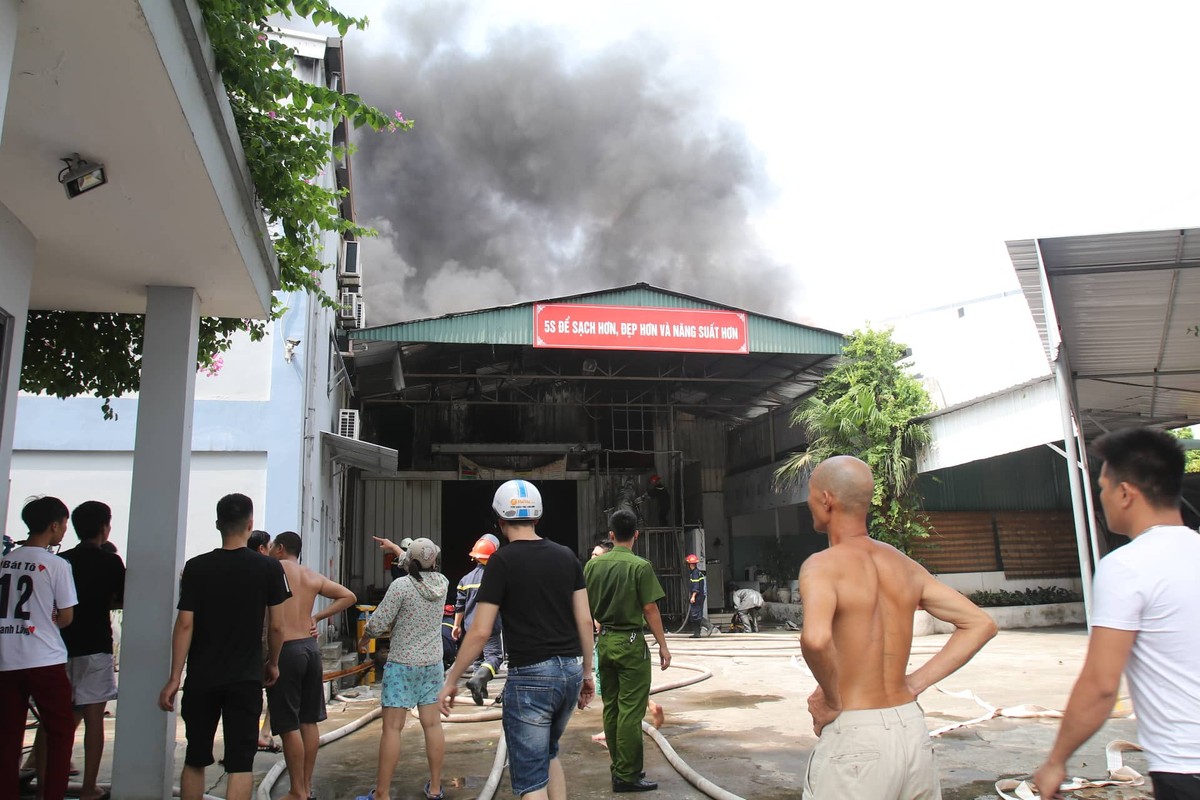 Chay nha xuong sat Aeon Mall Long Bien: Hon 1.000m2 kho hang bi thieu rui-Hinh-10