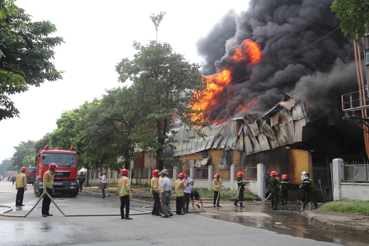 Chay nha xuong sat Aeon Mall Long Bien: Hon 1.000m2 kho hang bi thieu rui-Hinh-2