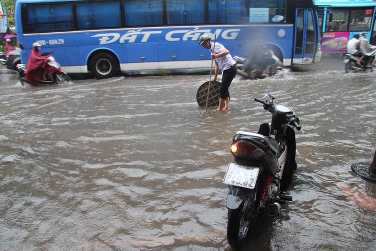 Ha Noi: Nguoi dan “thi boi” giua ma tran giao thong-Hinh-4