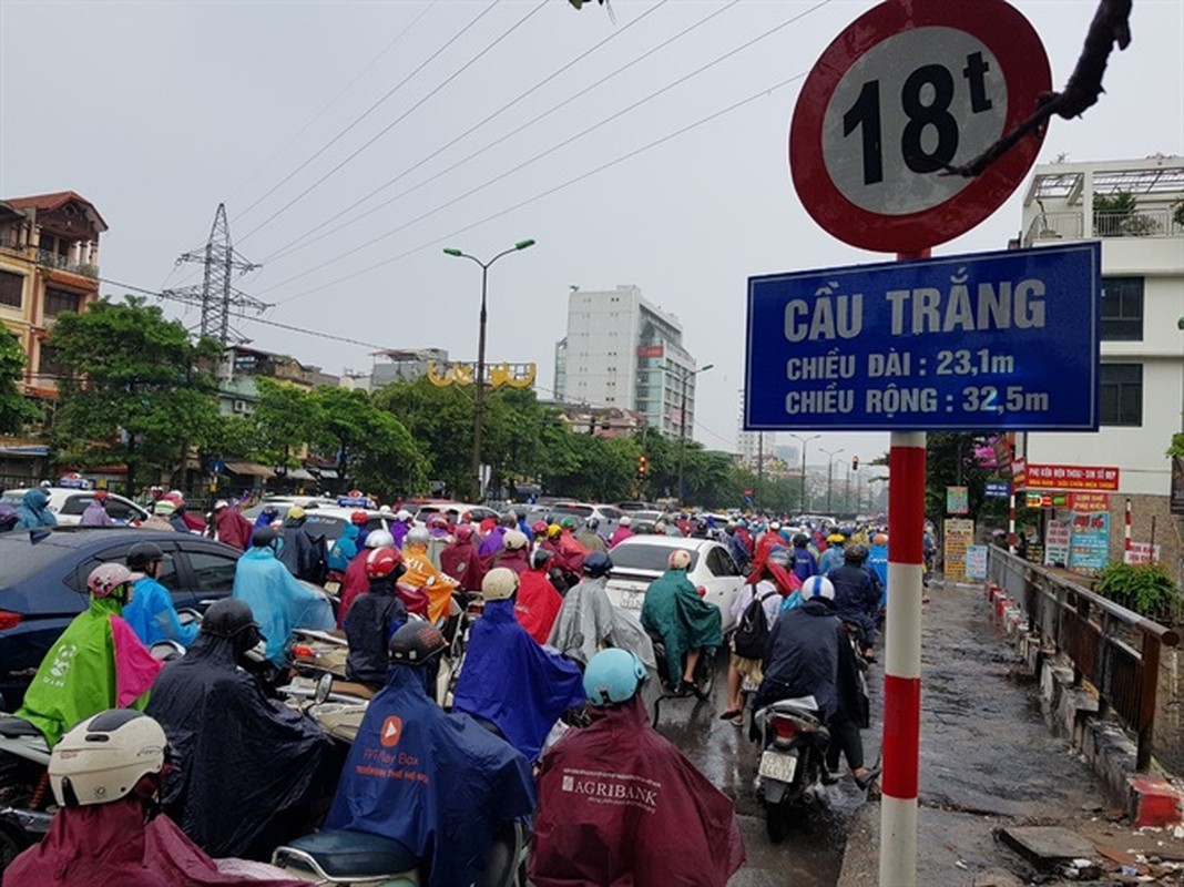 Ha Noi: Nguoi dan “thi boi” giua ma tran giao thong-Hinh-6