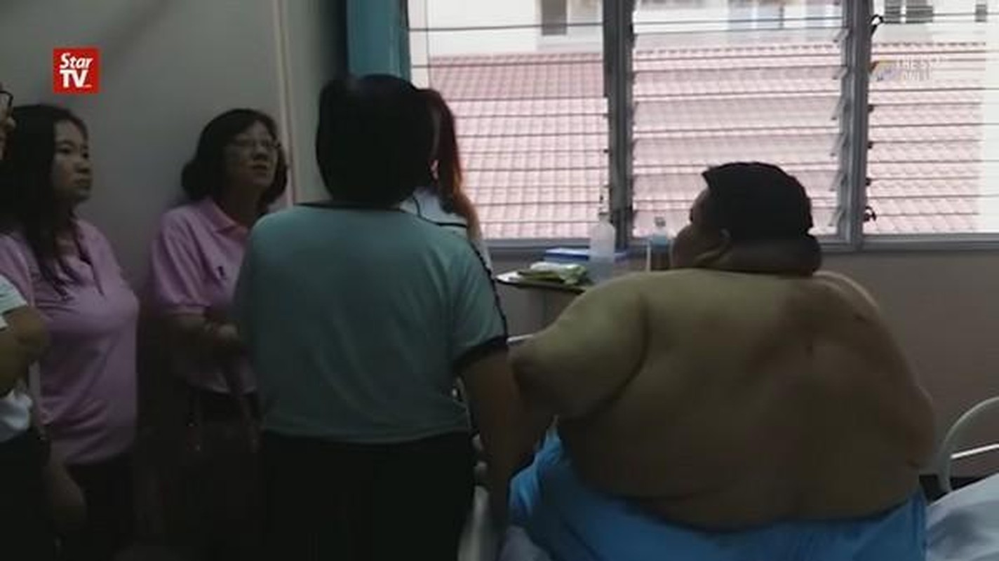 Benh nhan 250kg di vien bang xe tai kem linh cuu hoa-Hinh-4