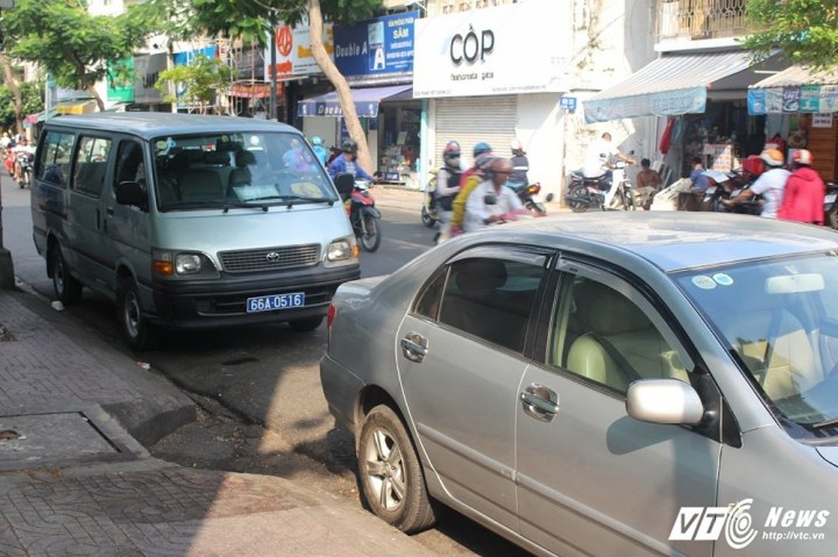 Xe bien xanh, hang quan van &quot;cuop&quot; via he o trung tam Sai Gon-Hinh-13