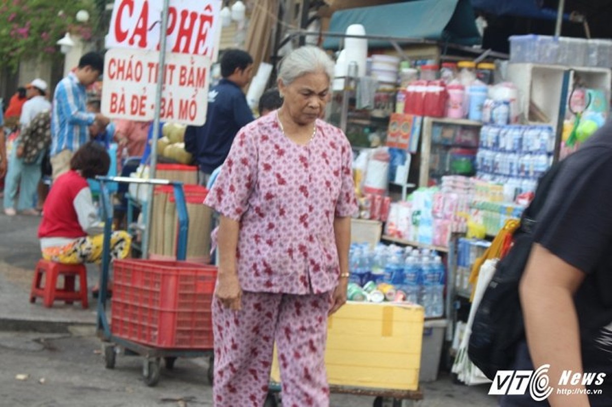 Xe bien xanh, hang quan van &quot;cuop&quot; via he o trung tam Sai Gon-Hinh-2