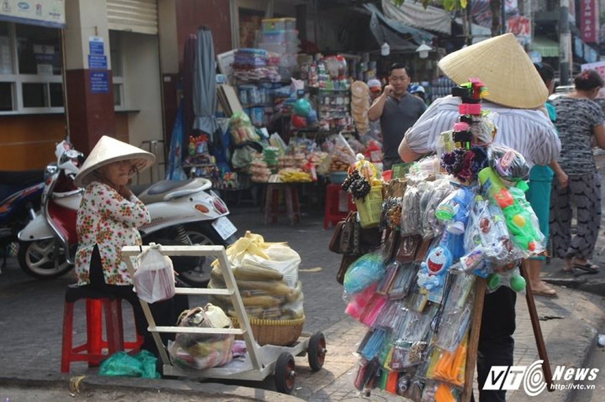 Xe bien xanh, hang quan van &quot;cuop&quot; via he o trung tam Sai Gon-Hinh-5