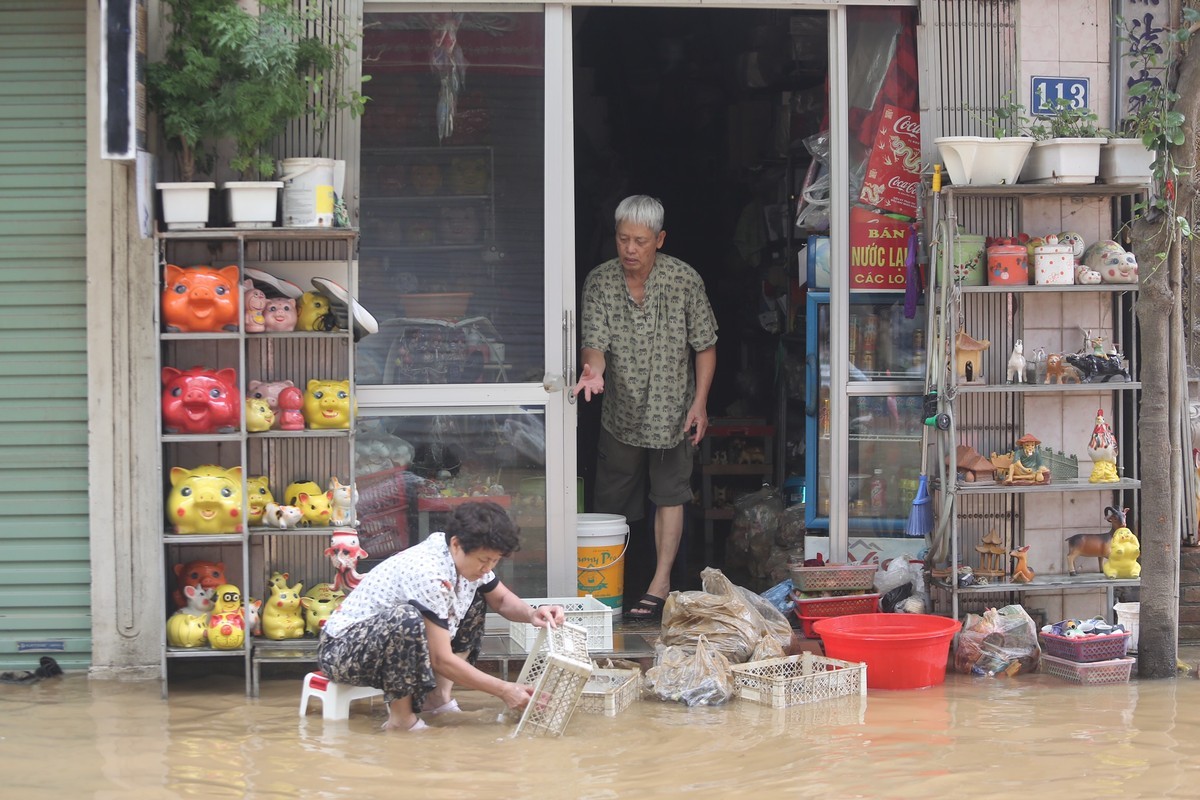 View - 	Tiểu thương làng gốm Bát Tràng thiệt hại nặng nề do ngập lụt