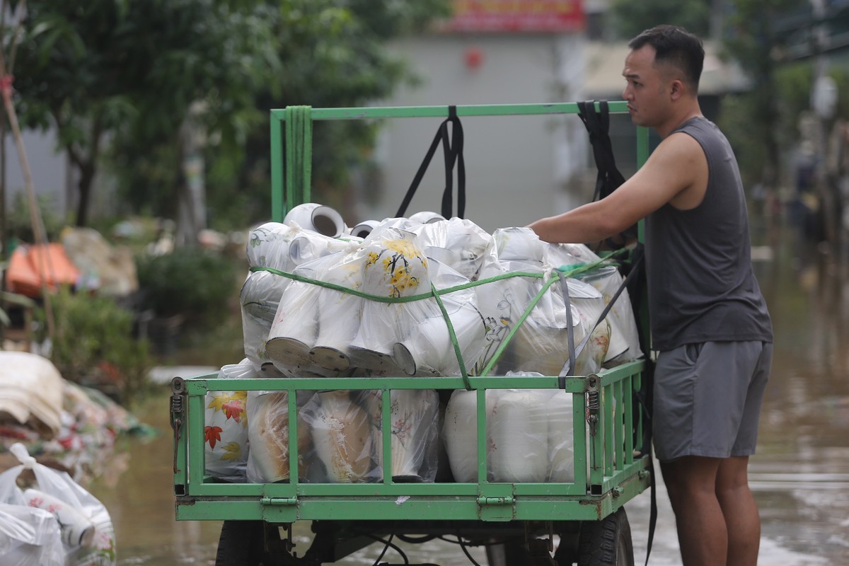 View - 	Tiểu thương làng gốm Bát Tràng thiệt hại nặng nề do ngập lụt