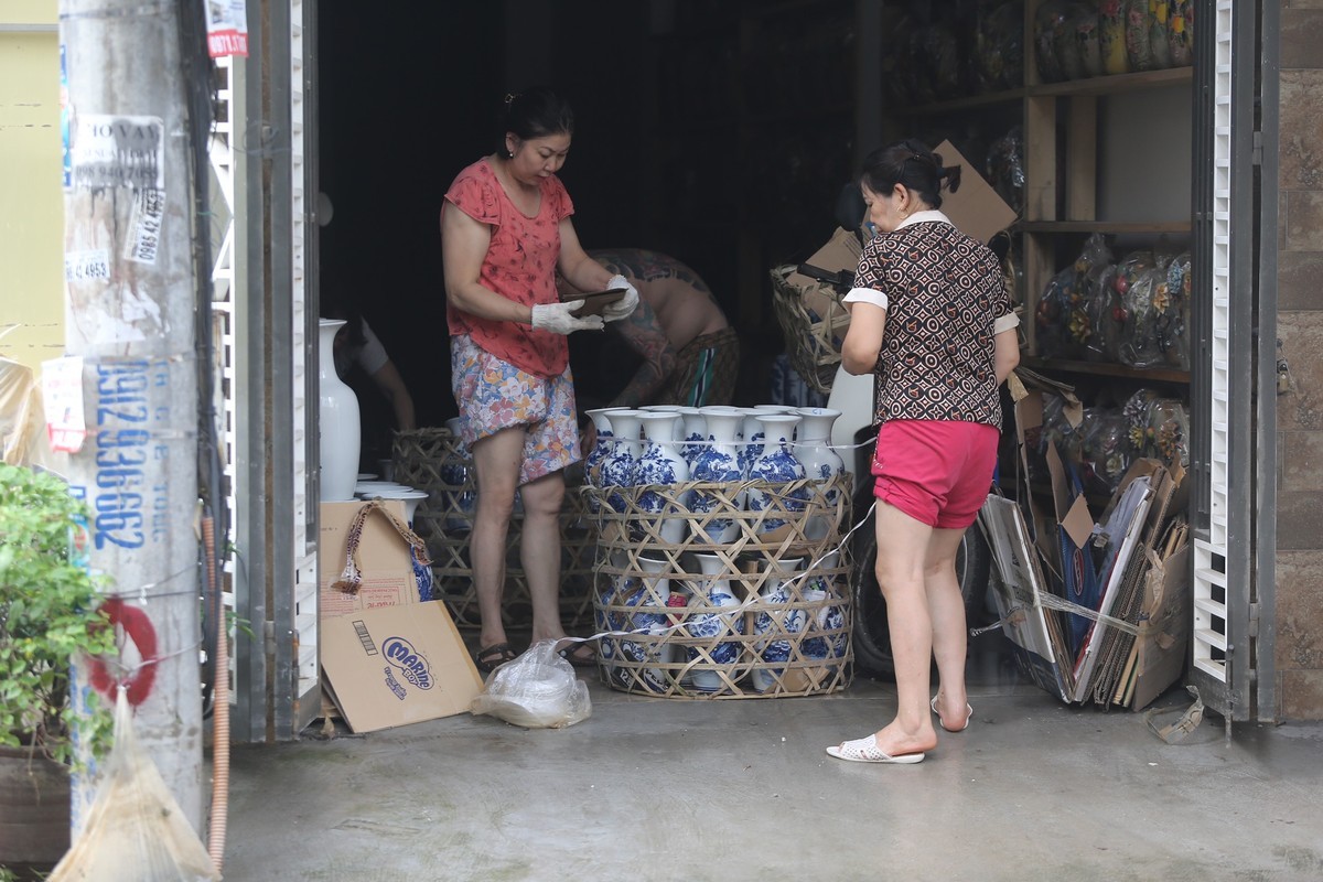 View - 	Tiểu thương làng gốm Bát Tràng thiệt hại nặng nề do ngập lụt