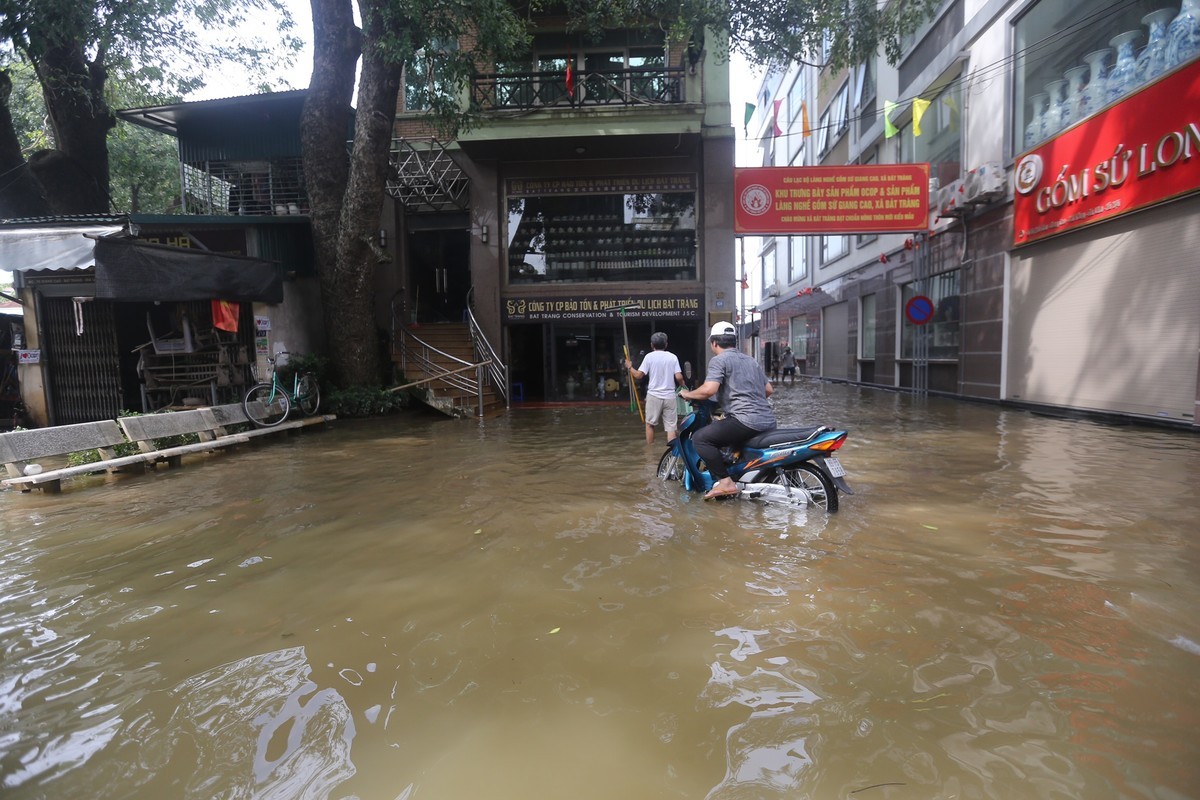 View - 	Tiểu thương làng gốm Bát Tràng thiệt hại nặng nề do ngập lụt