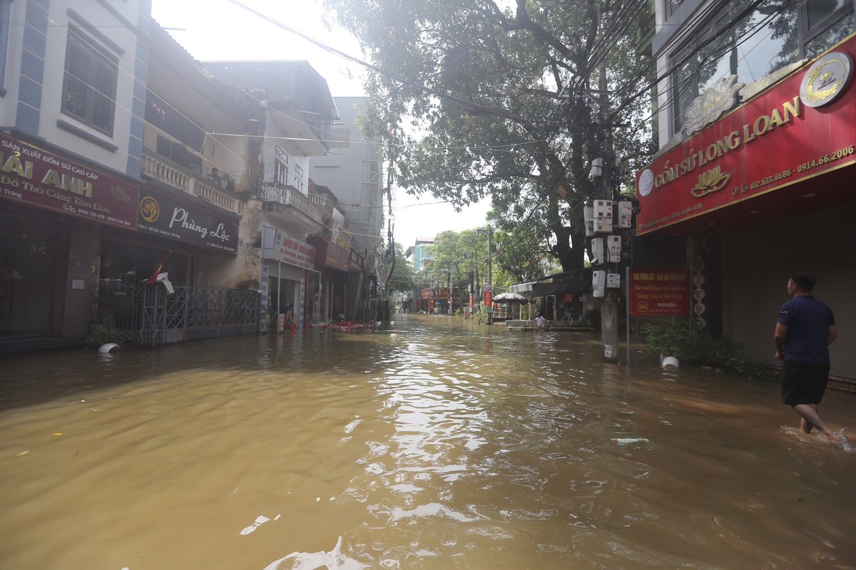 View - 	Tiểu thương làng gốm Bát Tràng thiệt hại nặng nề do ngập lụt