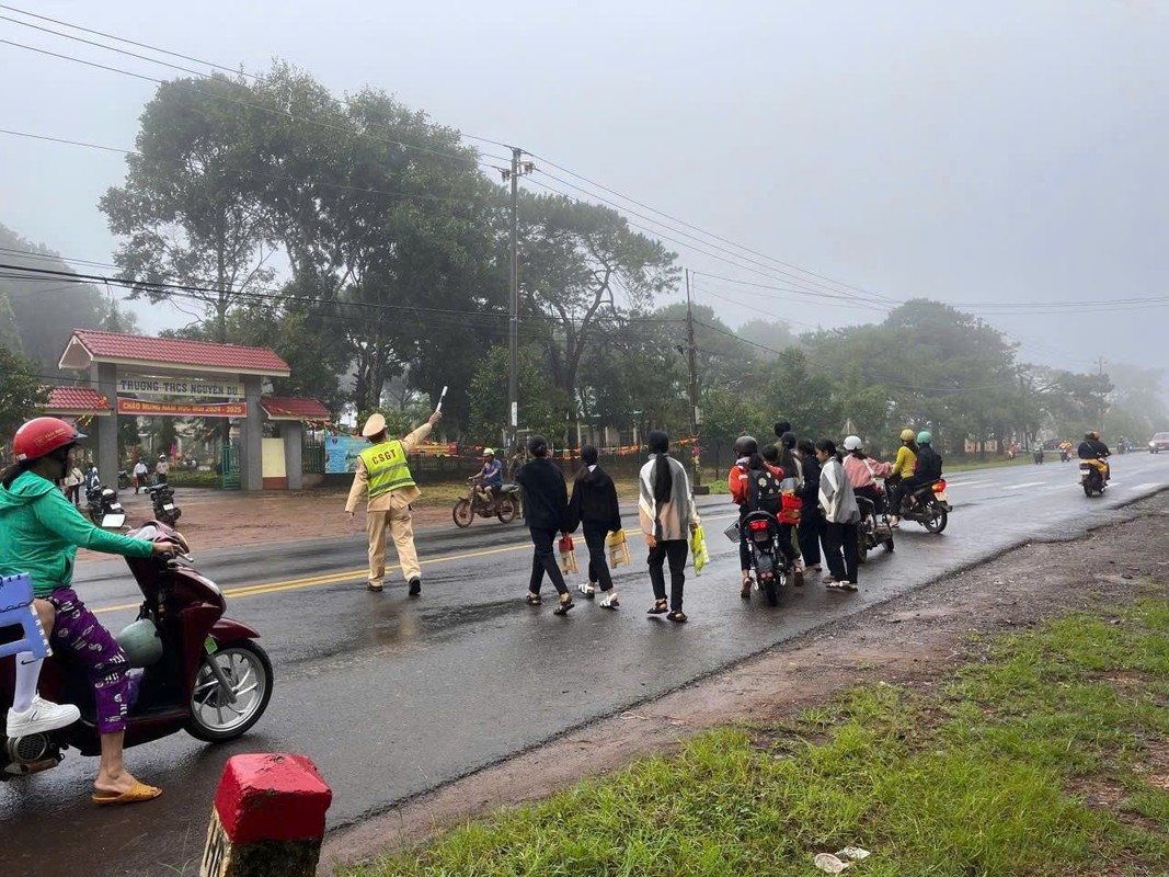 Dak Lak: CSGT luon dong hanh cung nguoi dan tren moi tuyen duong-Hinh-6