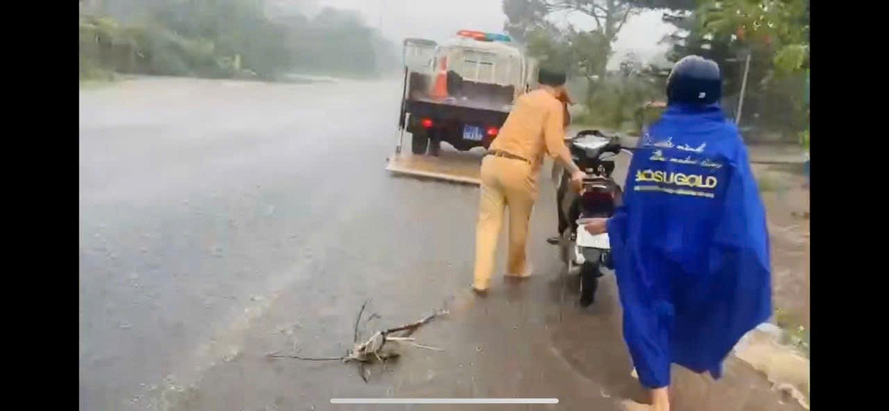 Dak Lak: CSGT luon dong hanh cung nguoi dan tren moi tuyen duong