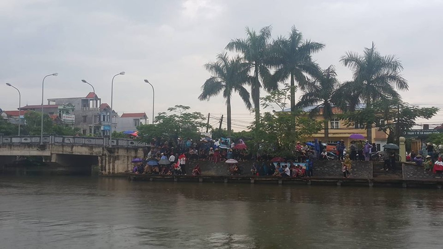 Ninh Binh mua lon, nguoi dan van dung doi linh cuu Chu tich nuoc-Hinh-2