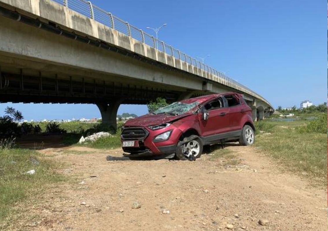 Da Nang: Can canh hien truong vu chay o to va xe lao xuong cau-Hinh-9