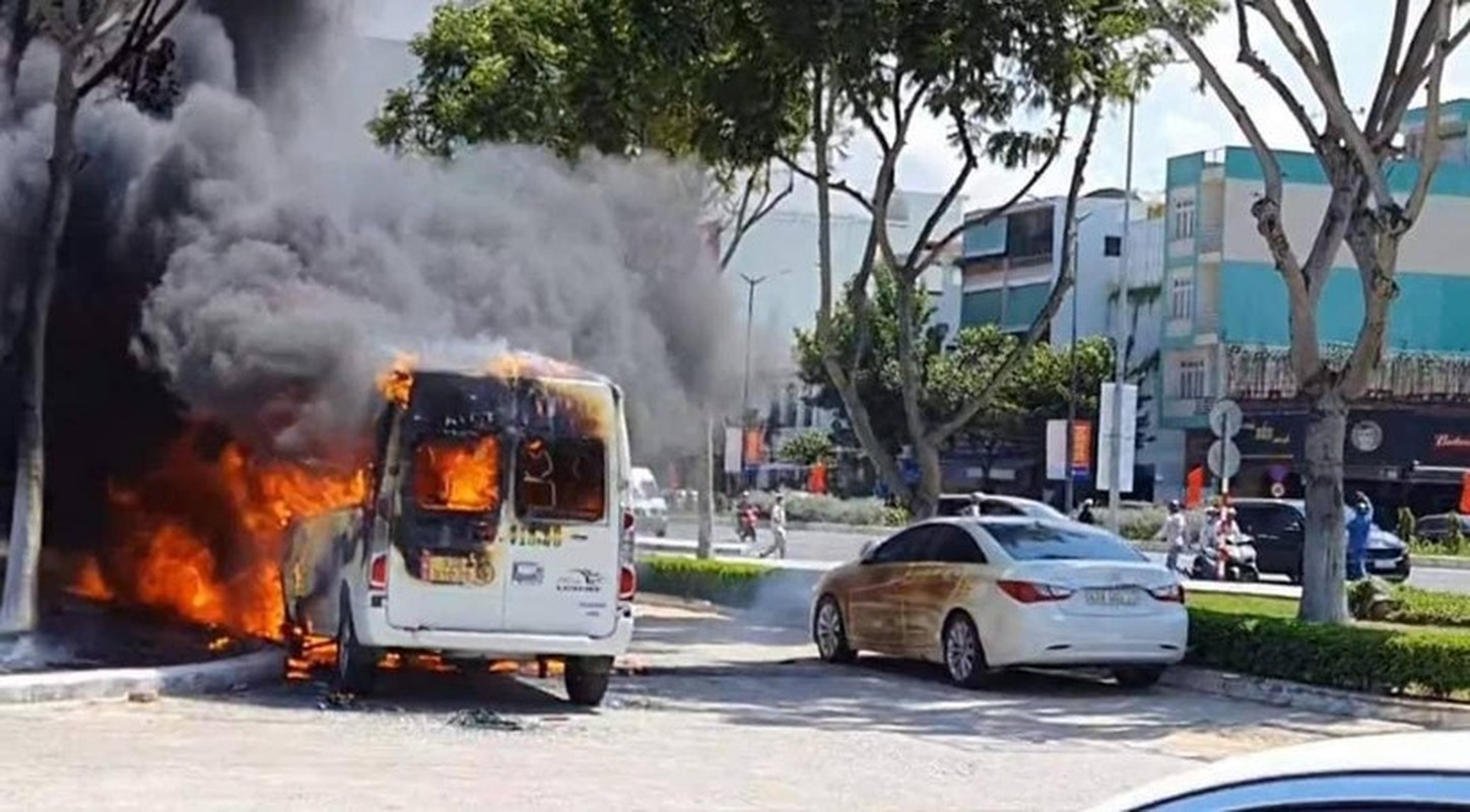 Da Nang: Can canh hien truong vu chay o to va xe lao xuong cau