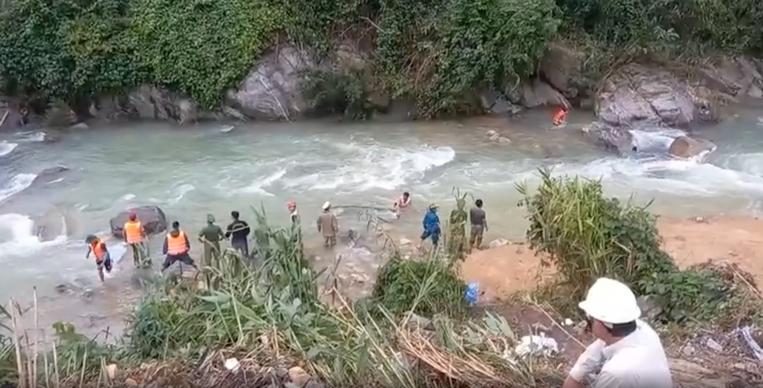 Quang Ngai: Chay dua voi thoi gian tim kiem nan nhan thuy dien Ka Tinh-Hinh-5